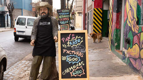 Un mercado atendido por gente en situación de calle hace la "guerra a la inflación" en Argentina