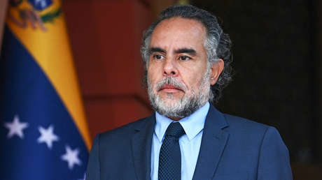 Exembajador Benedetti sale de Colombia con la denuncia de que le amenazan "personas muy poderosas"