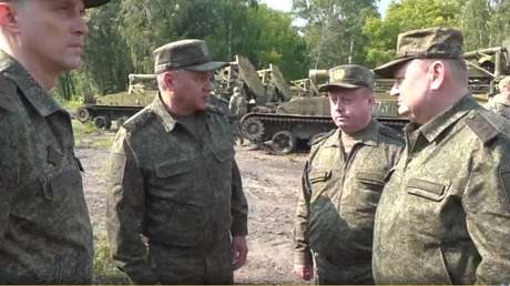 VIDEO: El ministro de Defensa de Rusia inspecciona arsenales de almacenamiento y producción de armas en Siberia