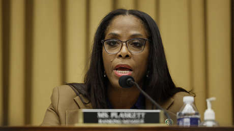 Llueven críticas contra una demócrata por decir accidentalmente que Trump "debe ser fusilado"