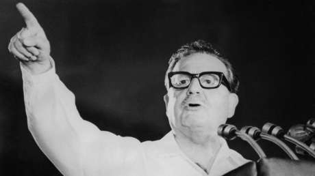 Salvador Allende y un vaso de leche para todos los niños de Chile