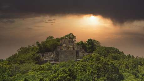 Hallan pinturas que representan una automutilación en el complejo arqueológico de Calakmul en México