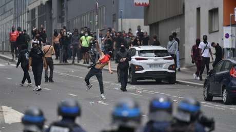 "¿De dónde las sacan?": Elon Musk se asombra por la cantidad de armas en manos de manifestantes en Francia