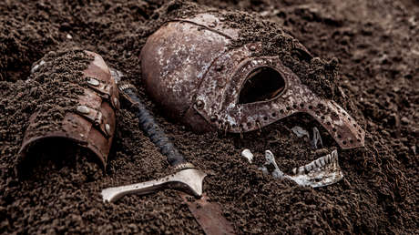 Un hombre encuentra en el patio de su casa una tumba vikinga con armas