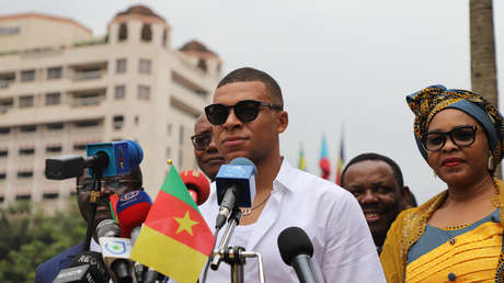 Escoltado por policías y un vehículo blindado: así fue la visita de Mbappé a Camerún (VIDEOS)
