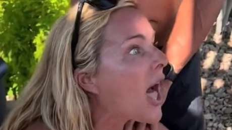 Una mujer filmada insultando a una familia latina en EE.UU. afirma que no es racista
