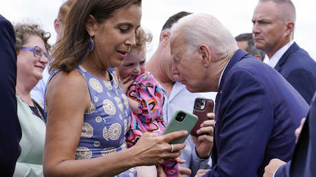 VIDEO: Biden 'muerde' de broma a una niña durante su visita a Finlandia