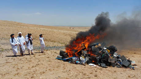 Los talibanes queman instrumentos musicales porque "la música lleva a la corrupción moral"