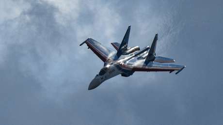 Un caza ruso Su-30 escolta a un dron estadounidense MQ-9A Reaper sobre el mar Negro