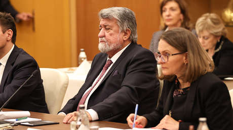 "Putas": Un diputado búlgaro insulta a las mujeres ante un micrófono encendido