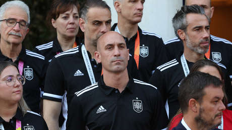 El presidente del fútbol español le pidió a la jugadora a la que besó que saliera en su video de disculpas, pero ella se negó