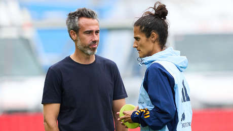 Difunden un video del técnico de la selección femenina de fútbol de España tocando el pecho de su asistente