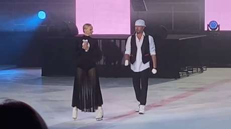 El patinador olímpico ruso Román Kostomárov aparece sobre el hielo por primera vez tras la amputación de pies y manos