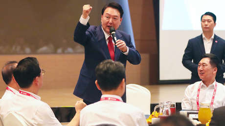 Presidente surcoreano come mariscos en medio de la preocupación por el vertido de agua en Japón