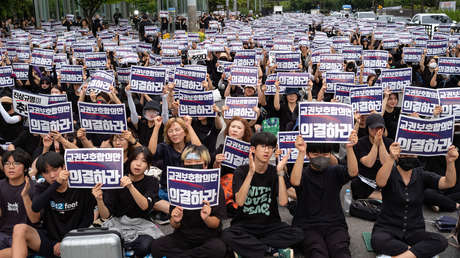 Multitudinarias protestas de docentes en Corea del Sur por el suicidio de una colega: ¿qué hay detrás?
