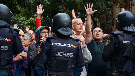 Policía español denuncia a una mujer que lo besó sin su consentimiento hace 6 años