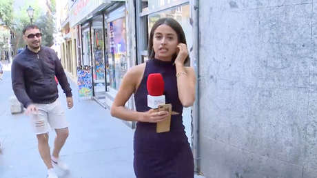 Agresión en cámara: un hombre le toca el trasero a una periodista durante un directo en España