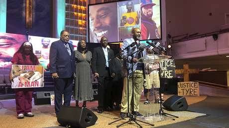 Presentan nuevos cargos contra los expolicías acusados de matar a golpes a un afroamericano en EE.UU.