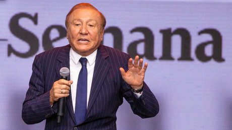 Una mujer semidesnuda aparece en un en vivo en la cuenta de excandidato presidencial colombiano