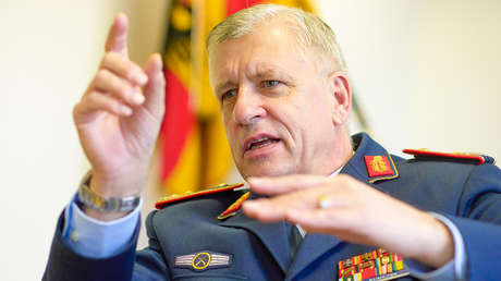 Suspenden a un general alemán por intentar besar a un soldado en la boca