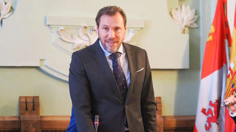 Pasajero hostiga a un diputado y provoca 45 minutos de retraso de un tren en España (VIDEO)