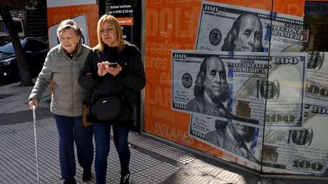 El dólar paralelo en Argentina alcanza un nuevo pico máximo de cotización tras el debate presidencial