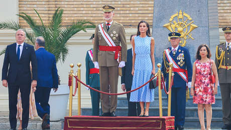 Polémica en España por un tapiz con el nombre de Franco en la jura de bandera de la princesa Leonor