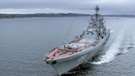 Congresista felicita a la Marina de EE.UU. por su aniversario con la foto de un buque ruso