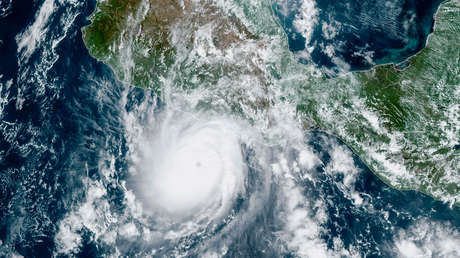 López Obrador dice que el huracán Otis que tocó tierra en México "tuvo un comportamiento atípico"
