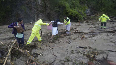 Río desbordado, carreteras incomunicadas y destrozos: las afectaciones del huracán Otis en México