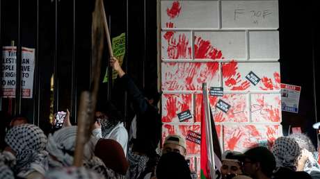 VIDEO: Manifestantes propalestinos manchan con pintura roja la valla de la Casa Blanca e intentan cruzarla