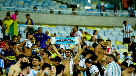 Se demora el partido Brasil-Argentina por enfrentamientos entre hinchas y represión policial