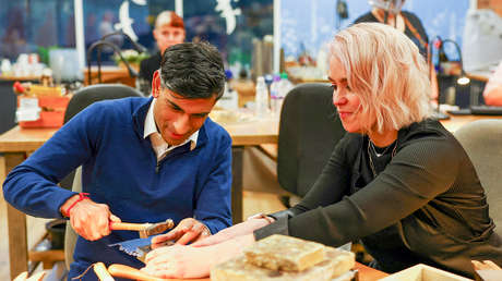 "Exactamente lo que Occidente hace a Rusia": Moscú comenta el video viral de Sunak con un martillo