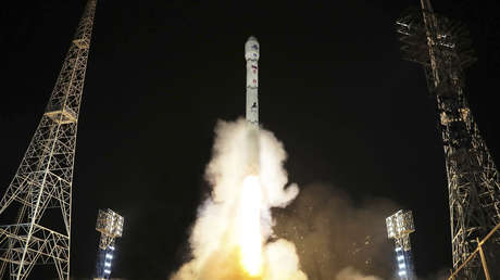 Kim Jong-un revisa fotografías de "zonas enemigas" tomadas por su satélite espía