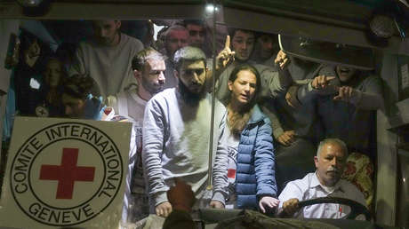 Hamás reanuda la liberación de rehenes con la entrega de 13 israelíes y 4 extranjeros