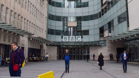 Presentadora de BBC se disculpa tras mostrar el dedo medio a la cámara en vivo (VIDEO)