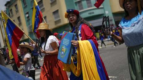 Maduro firma seis decretos como parte de la "defensa" del Esequibo