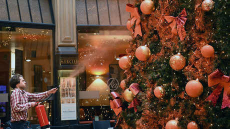 VIDEO: Activistas climáticos manchan de naranja árboles de Navidad en 7 ciudades alemanas
