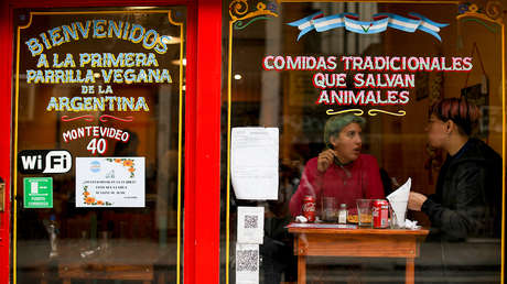 Comer una vez al día y compartir alquiler: las insólitas propuestas para defender el ajuste Milei