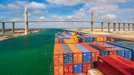 Más de 100 portacontenedores desviados del canal de Suez para evitar los ataques de los hutíes