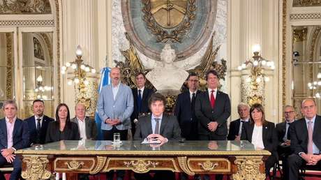 Milei deroga más de 300 leyes para desregular la economía y evitar "la peor crisis de la historia"