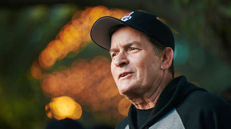 Una vecina ataca al actor Charlie Sheen en su casa e intenta estrangularlo