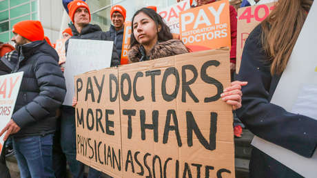 Médicos residentes inician la huelga más larga de la historia del Servicio Nacional de Salud de Inglaterra