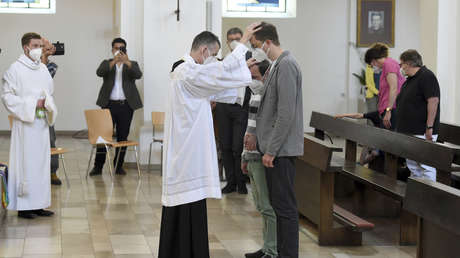 El Vaticano afirma que la bendición a parejas homosexuales no debe considerarse 'herética' ni 'blasfema'