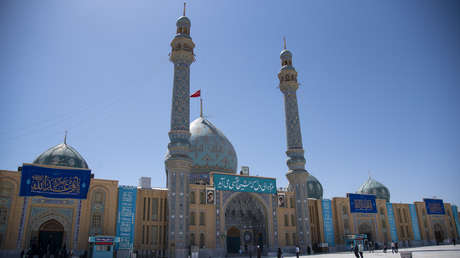 VIDEO: Irán iza la bandera roja como símbolo de "venganza" por los atentados cerca de la tumba de Soleimani