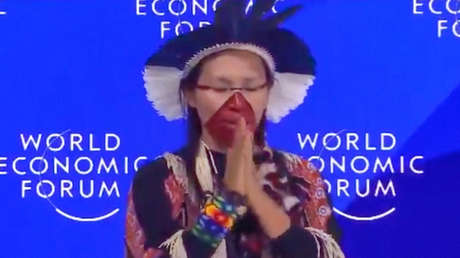 Líder de una tribu amazónica realiza un ritual contra la deforestación en el Foro de Davos