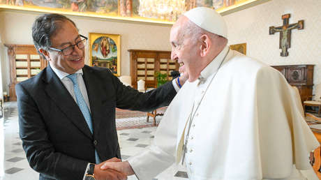 Petro propone al papa Francisco entablar un diálogo con el ELN en el Vaticano