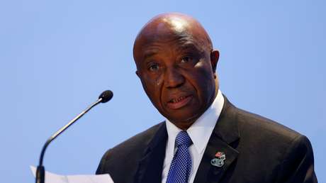 VIDEO: El nuevo presidente de Liberia se desmaya durante la toma de posesión