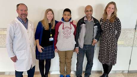 Un niño de 11 años logra oír por primera vez gracias a una innovadora terapia génica