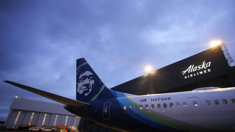 Revelan la posible causa por la que una puerta se desprendió durante el vuelo de Alaska Airlines